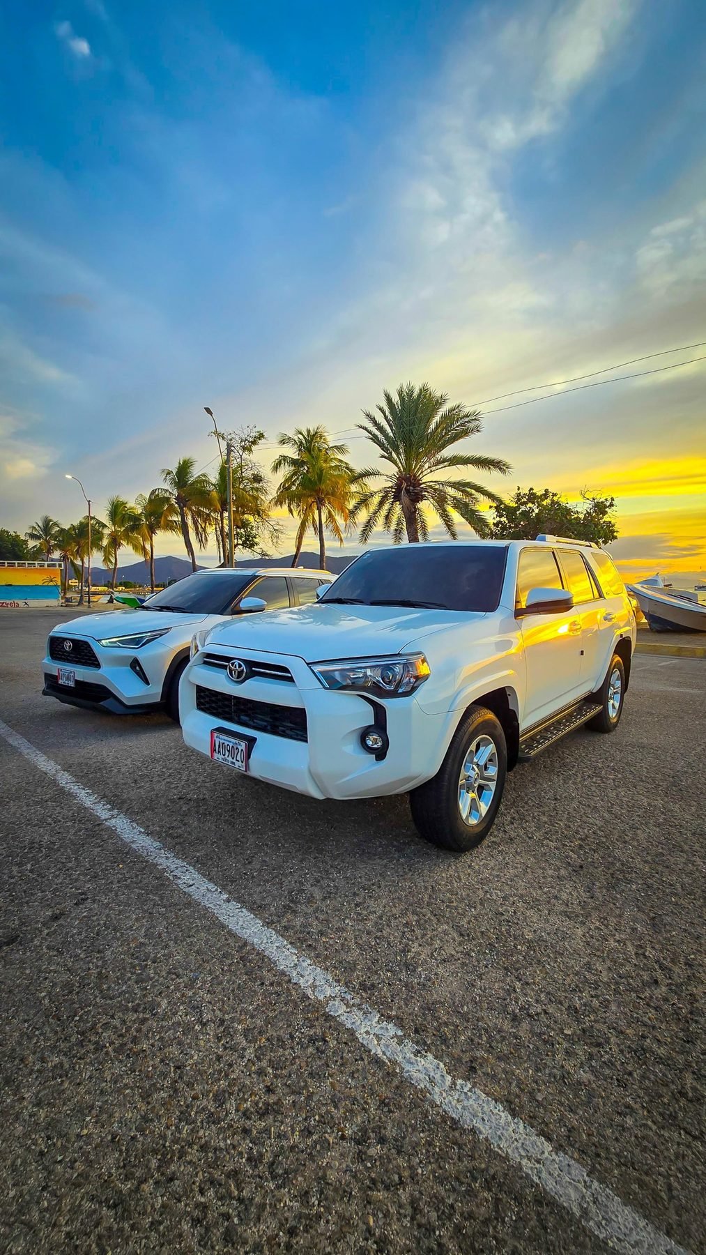 Camionetas blancas de DG Automóviles Car Rental al atardecer en la costa de Isla de Margarita