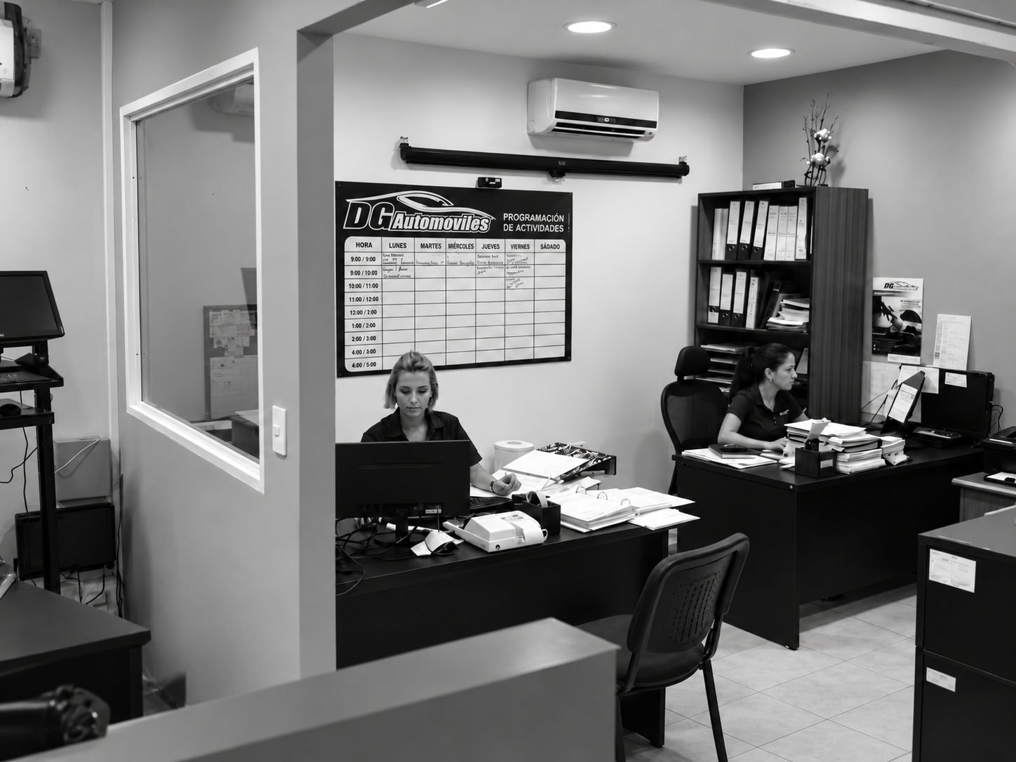 Equipo de Grupo DG trabajando en la oficina de Porlamar