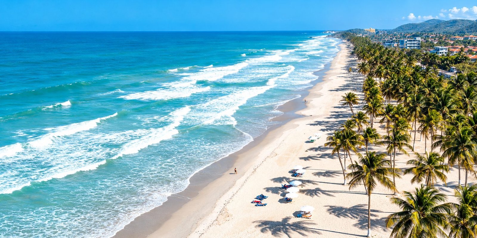 Vista aérea de Playa El Agua, con palmeras y oleaje, en Isla de Margarita